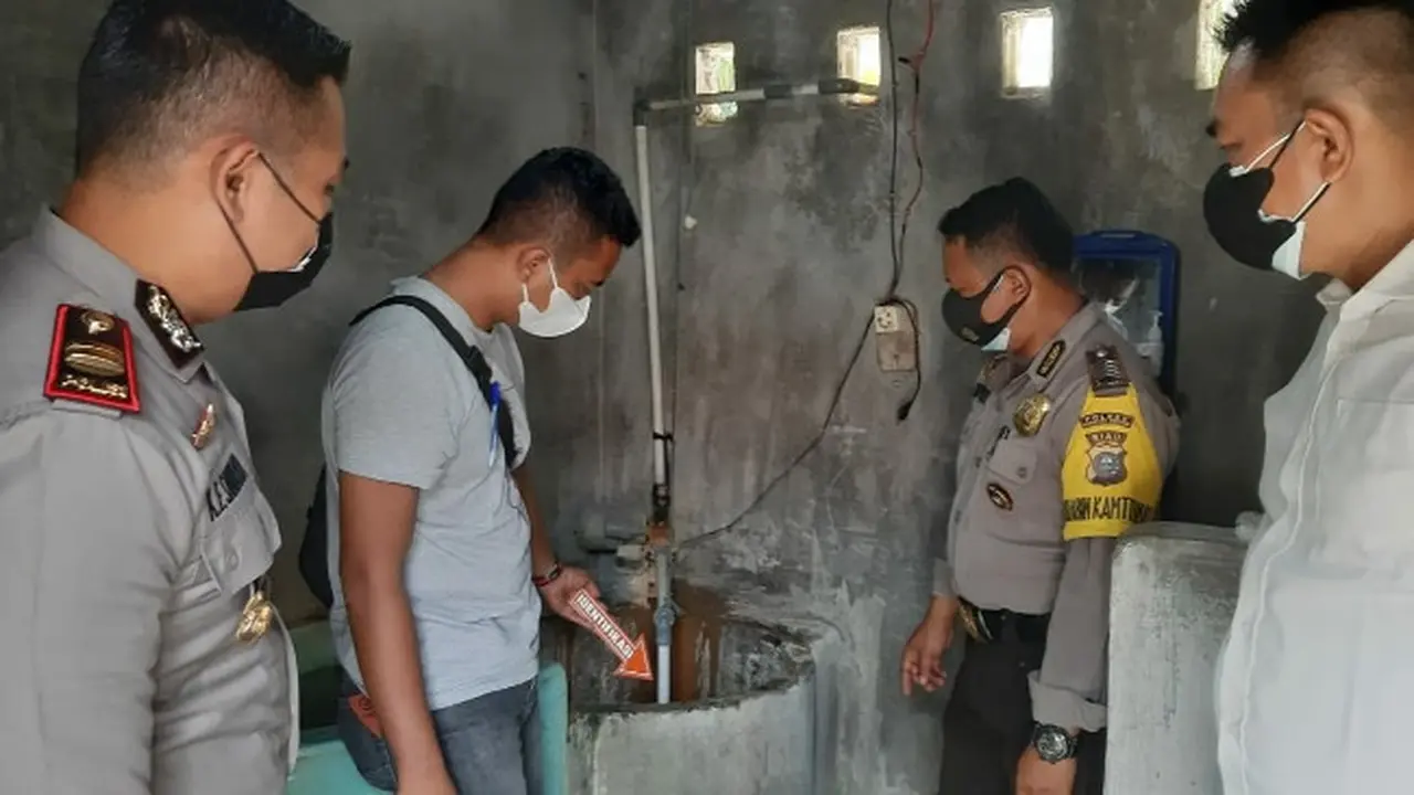 Personel Polsek Singingi melakukan olah tempat kejadian perkara di penemuan jasad bayi.