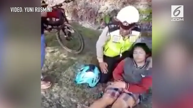 VIDEO: Bikin Ngakak, Bocah Pura-Pura Pingsan Saat Ditilang