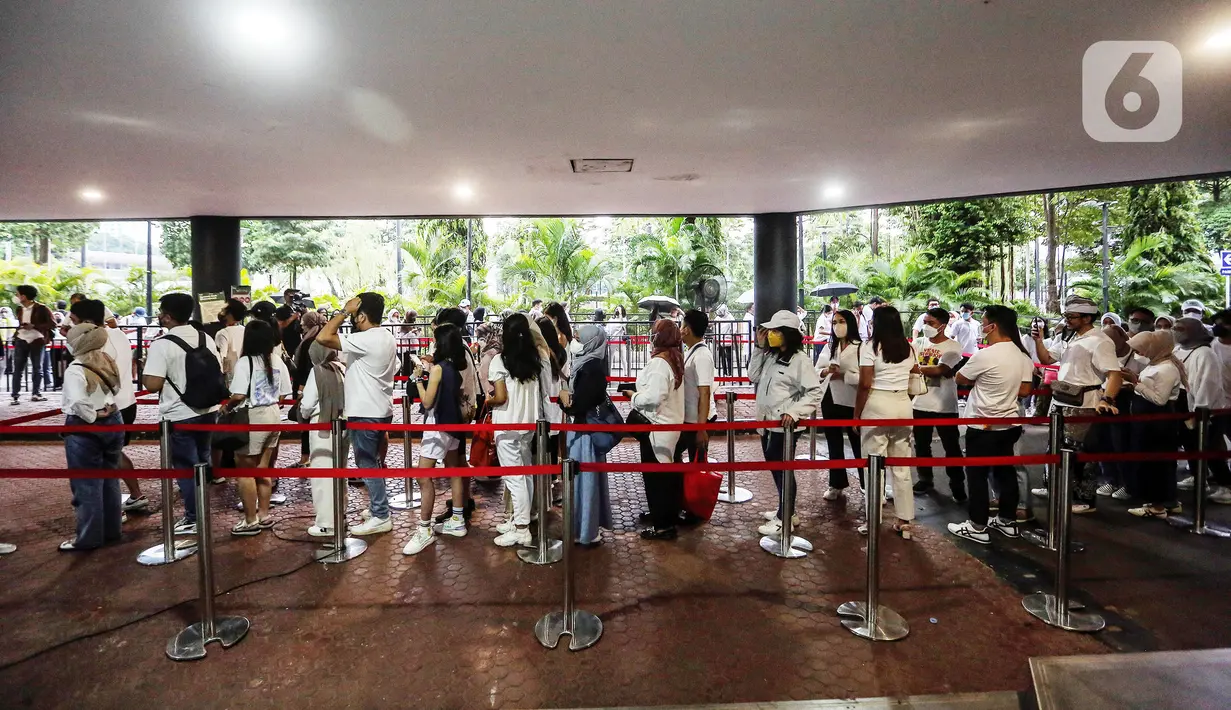 Penonton antre untuk menyaksikan pertandingan Tiba Tiba Tenis antara Deddy Mahendra Desta melawan Raffi Ahmad di Tennis Indoor Senayan, Jakarta, Sabtu (12/11/2022). Selain pertandingan antara Desta dan Raffi, Tiba Tiba Tenis juga mempertemukan duel ganda campuran antara Gading Marten-Wulan Guritno melawan Dion Wiyoko-Enzy Storia. (Liputan6.com/Johan Tallo)