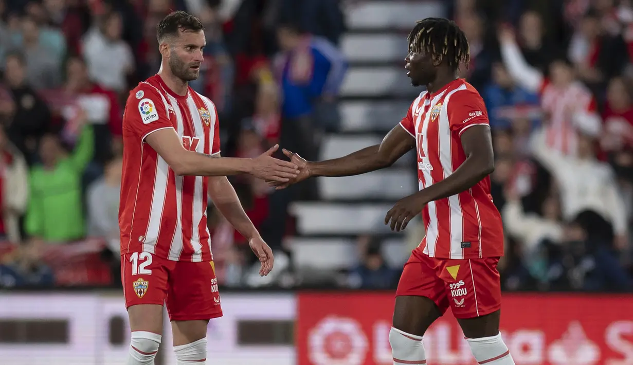 Selebrasi striker Almeria, El Bilal Toure (kanan) setelah mencetak gol ke gawang Barcelona pada laga Liga Spanyol 2022/2023 di Municipal Stadium of the Mediterranean Games, Almeria (26/2/2023). Almeria menjadi tim teranyar yang mampu menjebol gawang Barcelona di Liga Spanyol 2022/2023 tepatnya pada pekan ke-23 saat bertindak sebagai tuan rumah. Bahkan satu-satunya gol yang dicetak El Bilal Toure pada menit ke-24 tersebut membawa Almeria akhirnya memenangi laga 1-0. (AFP/Jorge Guerrero)