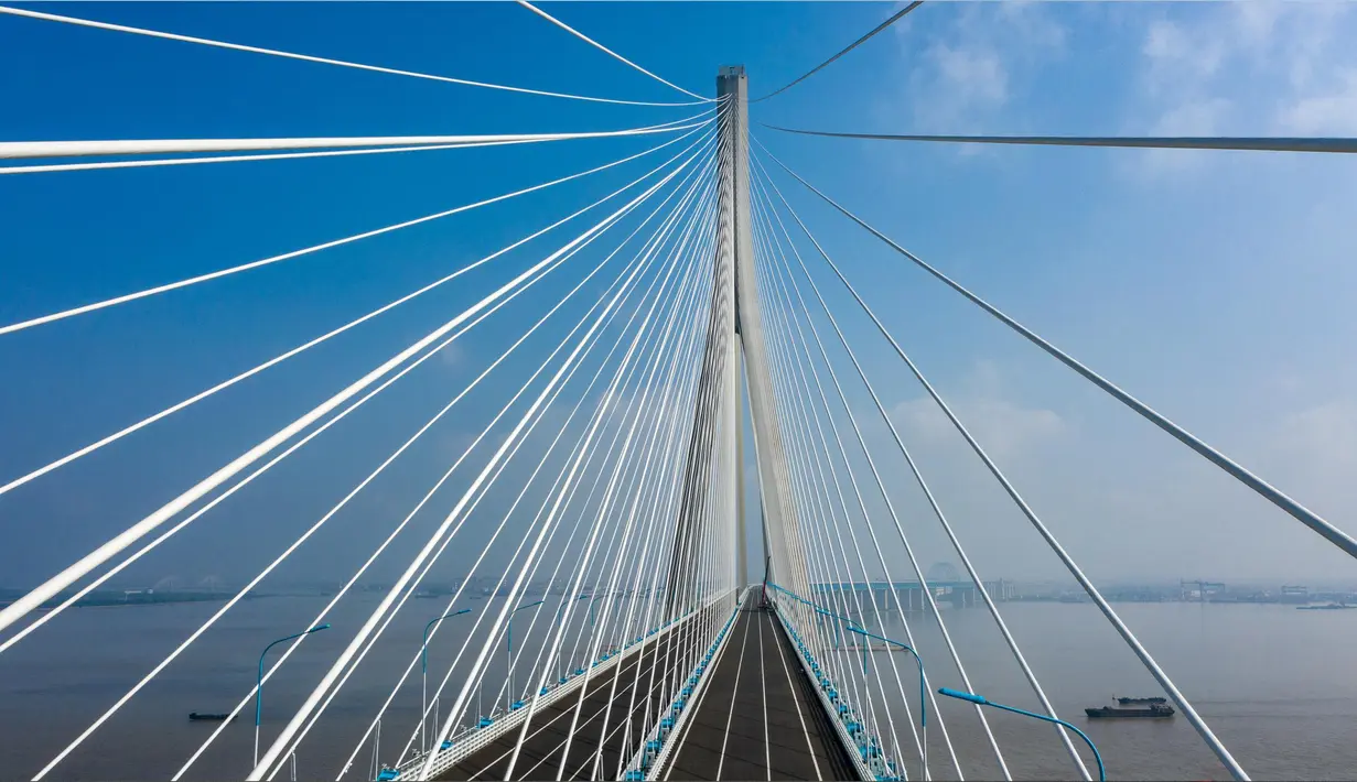 Foto dari udara menunjukkan pemandangan jembatan yang menghubungkan Nantong dan Zhangjiagang di Provinsi Jiangsu, China, Selasa (30/6/2020). Jembatan jalan raya dan kereta api kabel pancang tersebut dibuka untuk lalu lintas pada 1 Juli. (Xinhua/Li Bo)