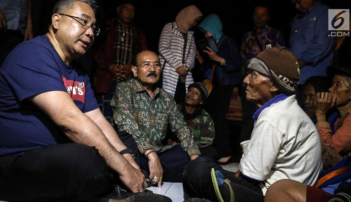 Mendes PDTT, berbincang dengan pengungsi Gunung Agung di UPTD Pertanian, Karangasem, Bali Sabtu (7/7). Kunjungannya ke kamp pengungsian juga memberikan bantuan sandang pangan dan papan. (Liputan6.com/HO/Hasan)