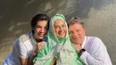 Saat merayakan Idul Adha tahun lalu, Maudy juga mengenakan busana muslim. Kompak bersama putra dan suaminya. (Instagram/maudykoesnaedi).