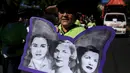 Seorang wanita memegang sebuat poster saat berpartisipasi dalam acara peringatan Hari Internasional untuk Penghapusan Kekerasan terhadap Perempuan di San Salvador, El Salvador, Rabu (25/11). (REUTERS/ Jose Cabezas)
