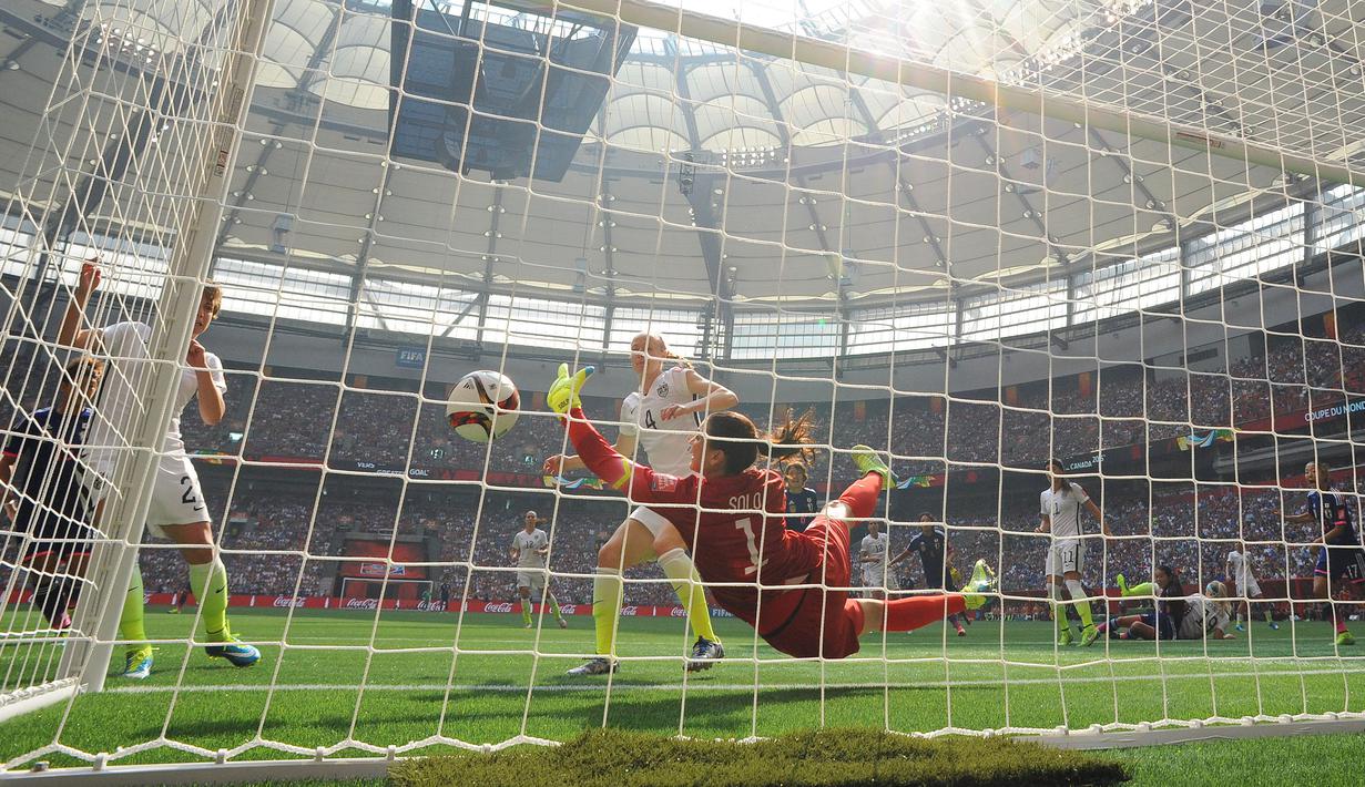 Duel panas terjadi di final Piala Dunia wanita antara Amerika Serikat melawan Jepang di BC Place, Vancouver, Kanada, Senin (6/7/2015). Amerika menjadi Juara piala dunia wanita usai mengalahkan Jepang dengan skor 5-2. (Reuters/Anne Marie Sorvin)