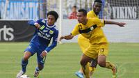 Gelandang Persib Bandung, Taufiq (kiri) lolos dari kawalan dua pemain Barito Putera saat berlaga di Stadion Si Jalak Harupat, (10/6/2014). (Liputan6.com/Helmi Fithriansyah)