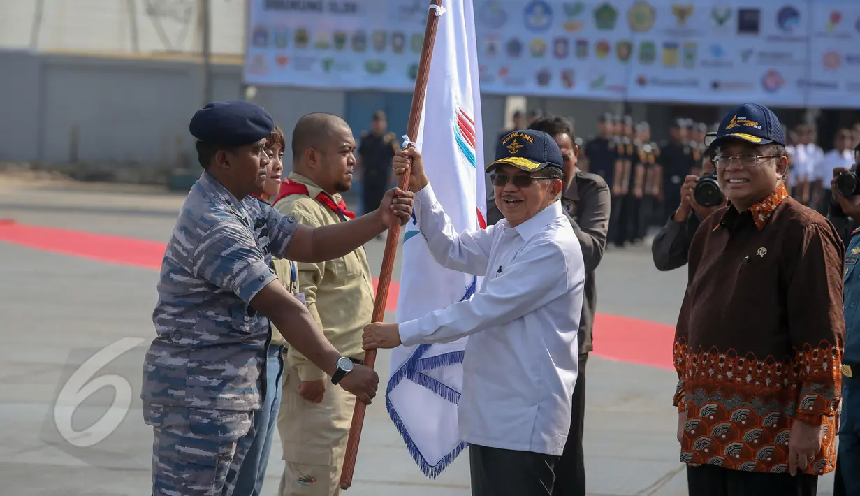 Wapres Jusuf Kalla memberikan pataka saat pelepasan Ekspedisi Nusantara Jaya 2015 di Jakarta, Senin (1/6/2015). Ekpedisi tersebut mendorong terwujudnya tol laut yang diharapkan dapat memperkuat konektivitas antara pulau. (Liputan6.com/Faizal Fanani )