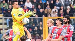 Kiper Cremonese, Emil Audero, melakukan penyelamatan dari ancaman AC Milan dalam laga giornata 27 Serie A Liga Italia 2025/2026, Minggu (1/3/2026) malam WIB. (Piero CRUCIATTI / AFP)