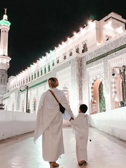 Selain berfoto bersama Sohwa, Atta Halilintar juga berfoto dengan adiknya yang lain yaitu Qahtan Halilintar (Liputan6.com/IG/attahalilintar)