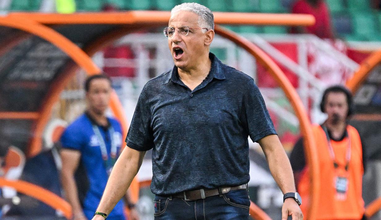 <p>Pelatih Tanzania, Adel Amrouche menjadi pelatih pertama yang dipecat pada Piala Afrika 2023. Ia dipecat usai kalah 0-3 dari Maroko pada matchday pertama (17/1/2024) dan dijatuhi sanksi oleh Konfederasi Sepak Bola Afrika (CAF) berupa larangan memimpin timnya dalam 8 laga dan denda sebesar 10ribu US dollar akibat komentarnya di televisi yang menuduh Federasi Sepak Bola Maroko berpengaruh besar terhadap keputusan-keputusan CAF yang banyak merugikan Tanzania. Tanzania yang akhirnya tersingkir karena menghuni posisi buncit Grup F ditangani asisten pelatih, Hemed Sulaiman pada dua laga sisa. (AFP/Sia Kambou)</p>