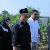 Suasana Pemakaman Alm. Ayahanda Narji (Adrian Putra/bintang.com)