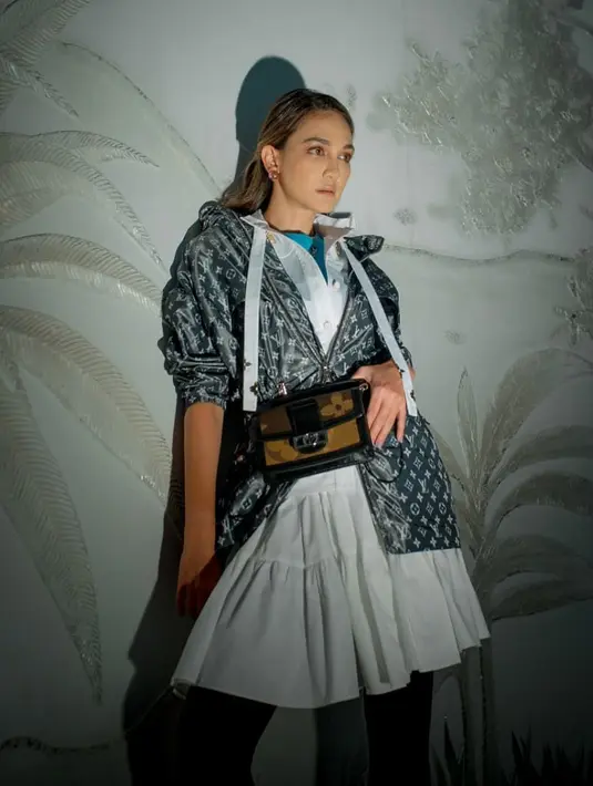 "Jadi aku bersyukur yang terjadi di belakang itu membuat aku selalu harus kayak.. apa pun kadang kita namanya manusia ya khilaf sedikit, tapi pas eh Luna inget yang belakang, aku nunduk lagi," ucap Luna. (Instagram/lunamaya)