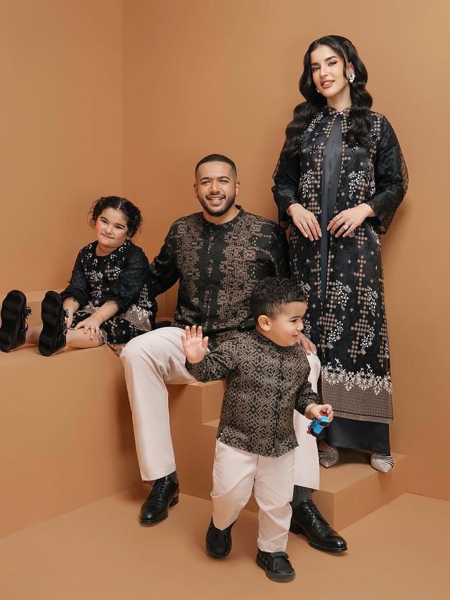 Elegansi Keluarga Tasya Farasya dalam Balutan Baju Lebaran Sarimbit Bernuansa Gelap