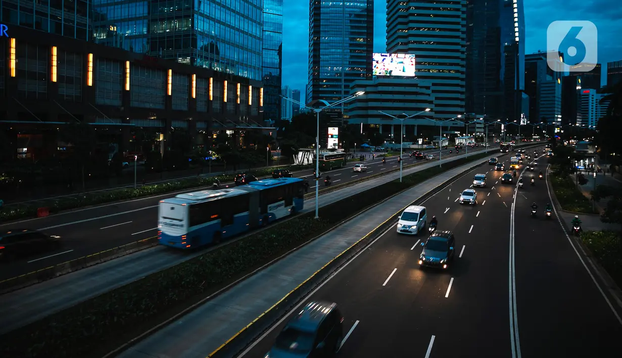 Kondisi lalu lintas di Jalan Jenderal Sudirman, Jakarta, Selasa (29/12/2020). Penutupan sejumlah jalan protokol di Jakarta pada malam Tahun Baru dilakukan agar warga tidak nekat merayakan malam pergantian tahun di tengah pandemi COVID-19. (Liputan6.com/Faizal Fanani)