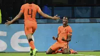 Denzel Dumfries melakukan selebrasi setelah mencetak gol ketiga timnya pada pertandingan grup C kejuaraan sepak bola Euro 2020 antara Belanda melawan Ukraina di Johan Cruyff Arena, Amsterdam pada Senin (14/06/2021). (AP/Pool/John Thys)