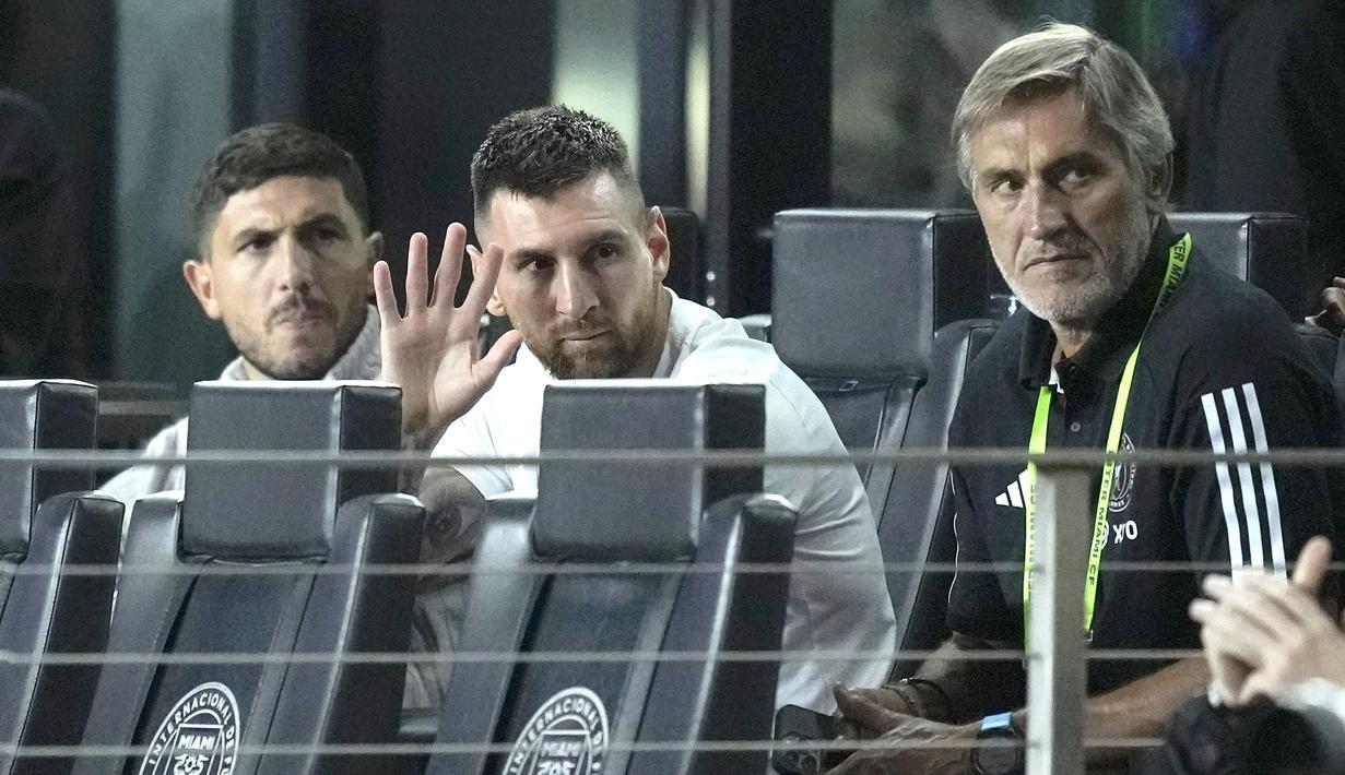 Pemain Inter Miami, Lionel Messi (tengah), melambaikan tangan kearah penggemar saat menyaksikan timnya melawan Charlotte FC pada lanjutan kompetisi Major League Soccer 2023/2024 yang berlangsung di DRV PNK Stadium, Kamis (19/10/2023). (AP Photo/Rebecca Blackwell)