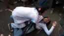 Kerabat korban menangis histeris setelah anggota keluarganya tewas dalam kebakaran di sebuah asrama penampungan anak-anak di Guatemala, Rabu (8/3). Laporan media setempat menyebutkan kebakaran dipicu akibat perkelahian antar penghuni. (AP Photo/Luis Soto)