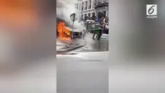 Lantaran tak ada pemadam kebakaran di sekitar lokasi, warga coba padamkan api dengan menggunakan truk tinja.