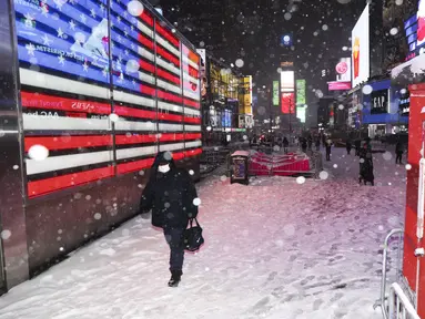 Seorang pejalan kaki melintas di Times Square, New York, Amerika Serikat (16/12/2020). Menjelang Natal, Badai salju melanda New York pada Rabu (16/12). (Xinhua/Wang Ying)