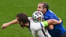 Pemain Italia Giorgio Chiellini (kanan) berebut bola dengan pemain Inggris Harry Kane pada pertandingan final Euro 2020 di Stadion Wembley, London, Inggris, 11 Juli 2021. Sama seperti Leonardo Bonucci, bek tengah ini juga jadi penentu dan nyawa pertahanan Italia. (FACUNDO ARRIZABALAGA/POOL/AFP)