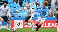 Mantan pemain Barcelona, Andres Iniesta (tengah), yang kini bermain di Meiji Yasuda J1 League 2023 punya kesempatan juara bersama Vissel Kobe musim ini. (Bola.com/Dok. J-League)