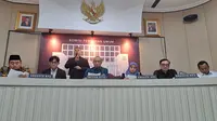 Ketua Komisi Pemilihan Umum (KPU RI) Hasyim Asy'ari beserta anggota KPU RI saat memberikan keterangan pers di gedung KPU, Jakarta, Kamis (21/12/2023). (Merdeka.com/Lydia Fansisca)