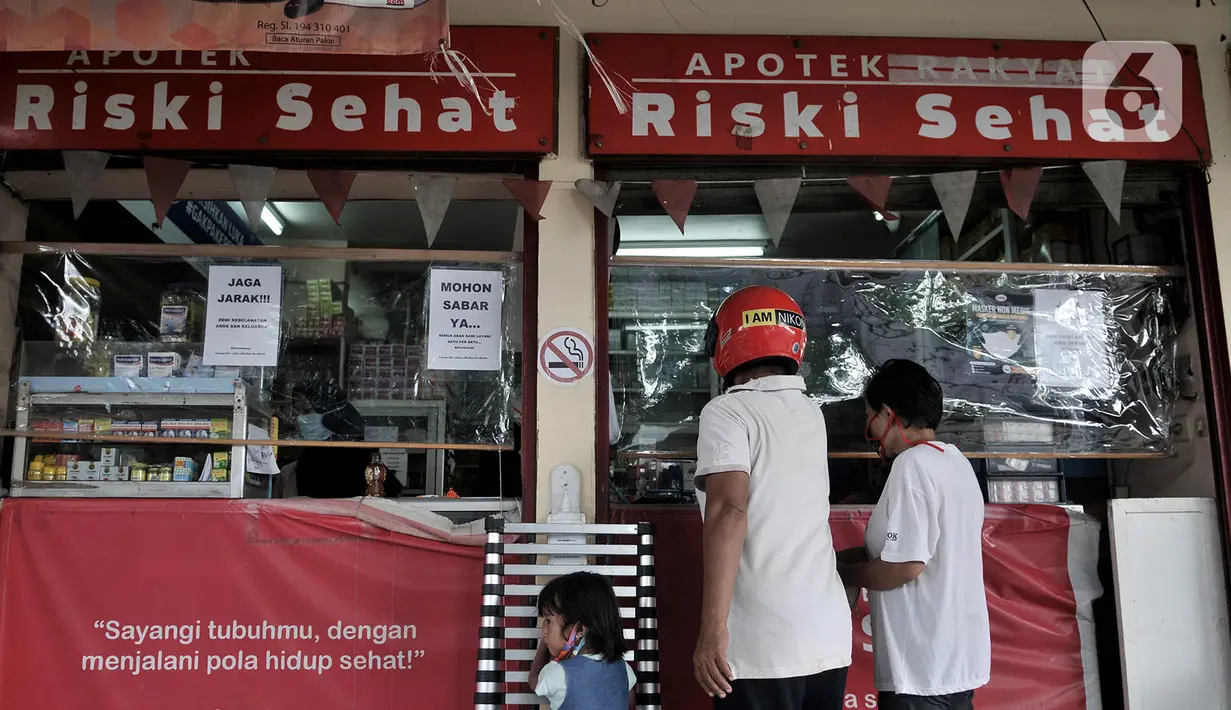Warga membeli obat di salah satu apotik yang tetap diperbolehkan buka di Pasar Perumnas Klender, Jakarta, Rabu (10/6/2020). Pasar Perumnas Klender terpaksa ditutup sementara setelah ditemukannya sebanyak 20 pedagang postif Covid-19. (merdeka.com/Iqbal S. Nugroho)