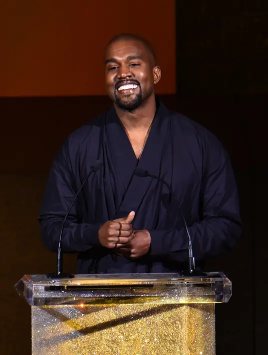 Kanye West bersama sang istri, Kim Kardashian terkenal sebagai pasangan yang romantis. Namun beberapa hari ini tersiar rumor keduanya akan segera bercerai, meski belum diketahui kebenarannya. (AFP/Bintang.com)