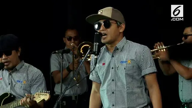 Selaku band ska legendaris di Indonesia, Tipe-X masih tampil prima. Simak aksi mereka di Akustik Plus!