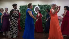 Kontestan berjalan di atas panggung saat mengikuti kontes kecantikan untuk wanita lansia menjelang Hari Ibu, di Sao Paulo, Brasil (10/5). Salah satu syarat mengikuti kontes ini harus berusia antara 60 sampai 87 tahun. (AFP/Nelson Almeida)