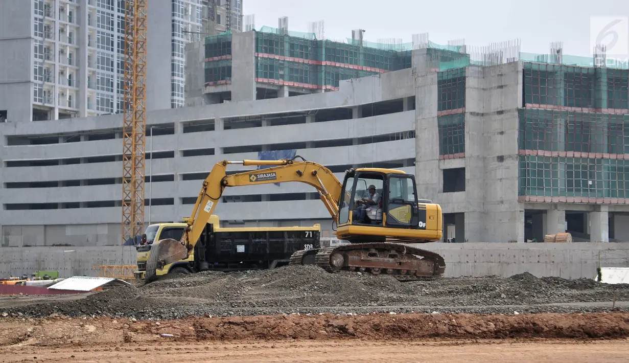 Pekerja menggunakan alat berat menyelesaikan pembangunan apartemen di Jakarta, Selasa (16/4). Data Colliers International mencatat pada kuartal I-2019 tambahan pasokan apartemen sebanyak 1.847 unit. Sehingga total apartemen di Jakarta saat ini sebanyak 203.664 unit. (merdeka.com/Iqbal S. Nugroho)