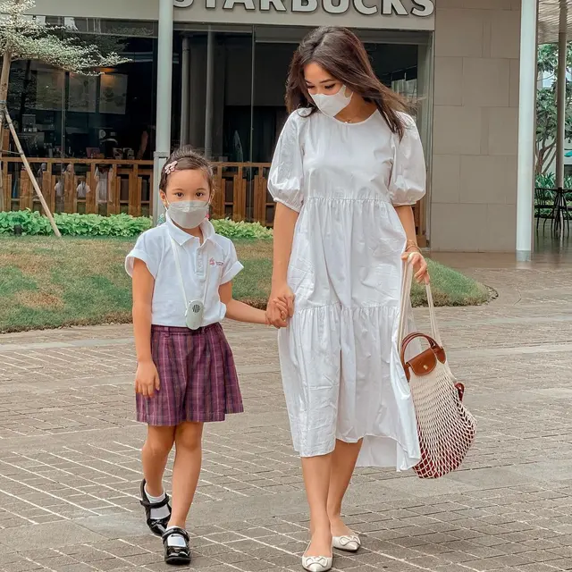 [Fimela] Gempi pakai seragam SD