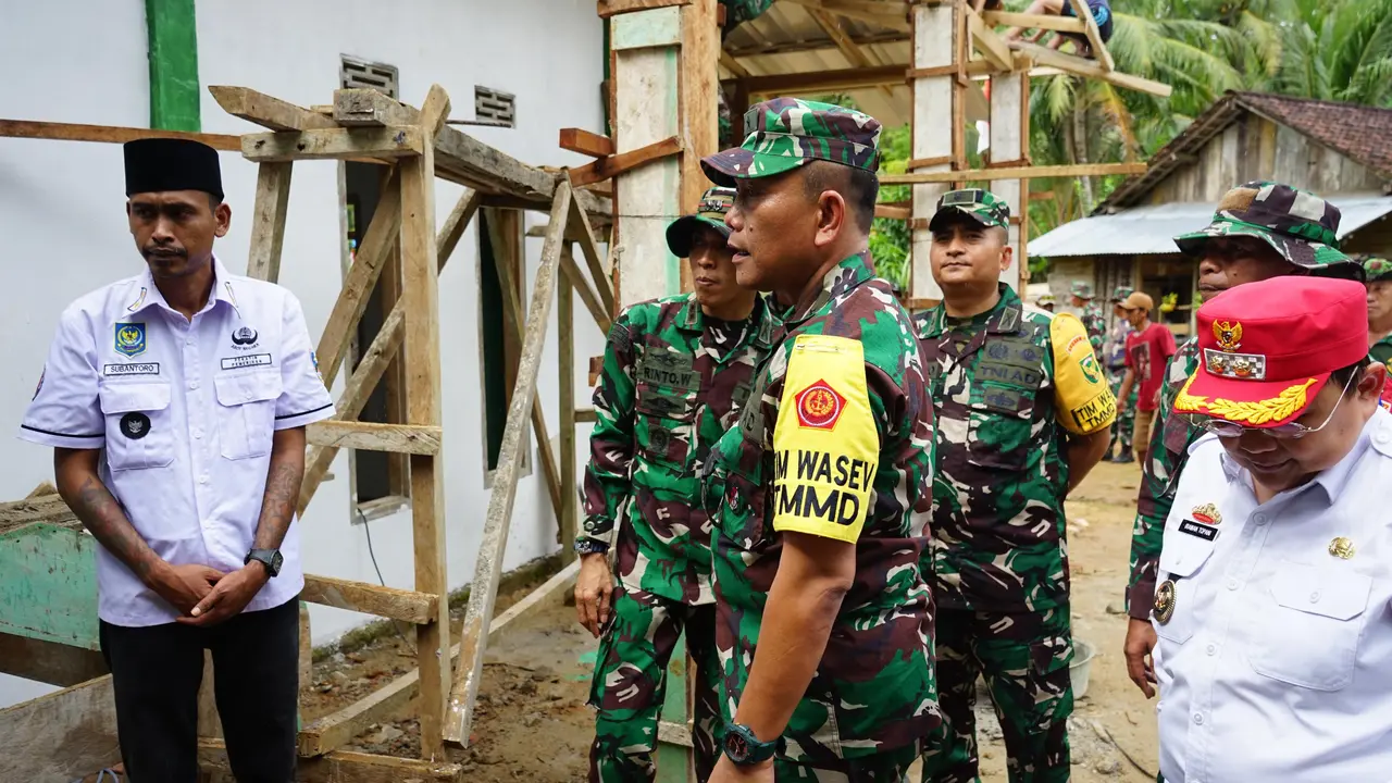 Brigadir Jenderal TNI Joni Pardede, melakukan kunjungan kerja ke lokasi pelaksanaan TMMD di wilayah Kodim 0422/Lampung Barat. Foto : (Istimewa).