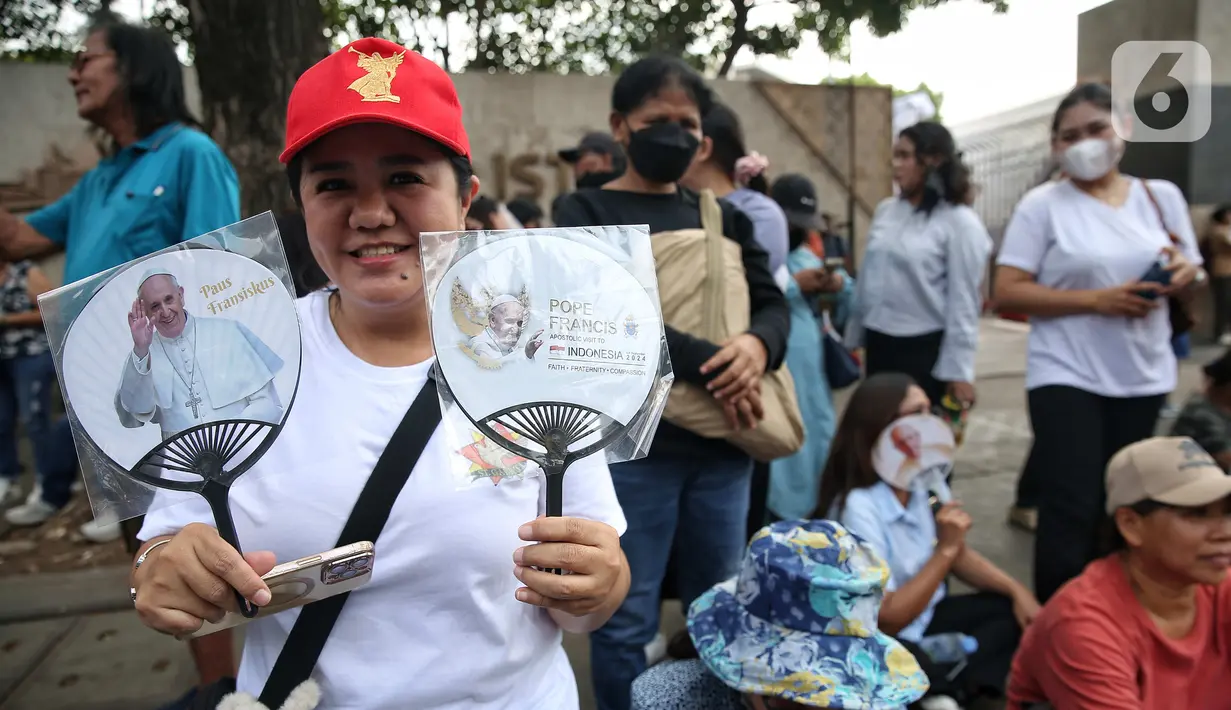 Pemimpin Umat Katolik Dunia, Paus Fransiskus dijadwalkan akan berkunjung ke Gereja Katedral, Jakarta, pada Rabu (4/9/2024) sore. (Liputan6.com/Angga Yuniar)
