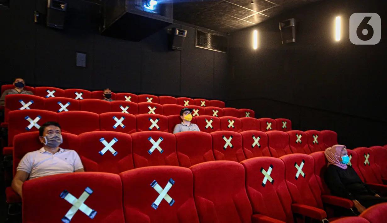 Pengunjung menonton film di salah satu bioskop Cinepolis di Jakarta Jumat (23/10/2020). Sejumlah bioskop di Ibu kota kembali beroperasi setelah mendapatkan izin dari Pemprov DKI Jakarta dengan jumlah penonton dibatasi maksimal 25 persen dari total kapasitas. (Liputan6.com/Faizal Fanani)