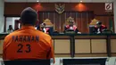 Terdakwa Kasus Terorisme Kelompok ISIS Surabaya Heru Widajanto saat menjalani sidang di Pengadilan Negri Jakarta Barat, Selasa (8/1). Agenda sidang tersebut adalah pembacaan dakwaan. (Liputan6.com/Johan Tallo)