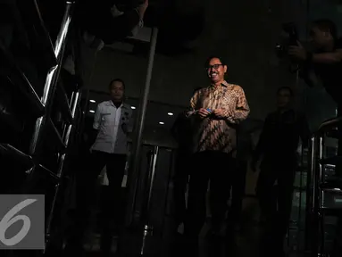 Sekretaris Daerah Banten Ranta Suharta usai menjalani pemeriksaan di KPK, Jakarta, Selasa (19/1). Ranta Suharta diperiksa terkait dugaan suap pemulusan penyertaan modal PT Banten Global Development (BGD). (Liputan6.com/Helmi Afandi)