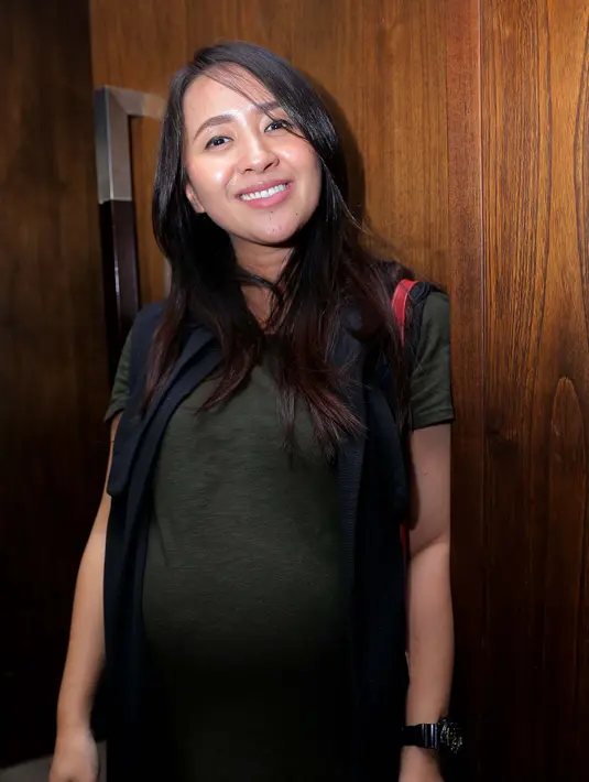 Pemain Bass Paling Ngetop SCTV Music Awards 2013 menurut perkiraan dokter melahirkan pada bulan Agustus nanti. (Andy Masela/Bintang.com)