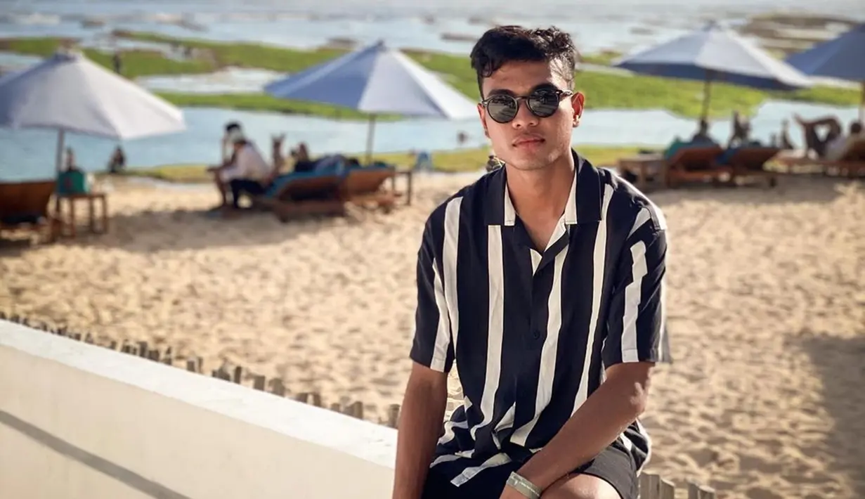 Brylian Negietha Dwiki Aldama atau akrab disapa Brylian memang terkenal sebagai pemain timnas U19 yang memiliki gaya yang keren. Penampilan santainya saat di pantai pun sangat curi perhatian dengan kemeja warna hitam dan putih. (Liputan6.com/IG/@brylianaldamaa)