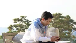Bukan hanya mengumumkan terkait pernikahan saja. Namun, Song Joong Ki juga mengonfirmasi jika Katy Louise Saunders tengah mengandung. (Liputan6.com/IG/@hi_songjoongki)