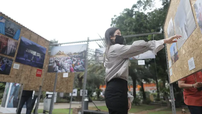 [Fimela] Angela Tanoesoedibjo Apresiasi Pameran Rekam Jakarta 24+