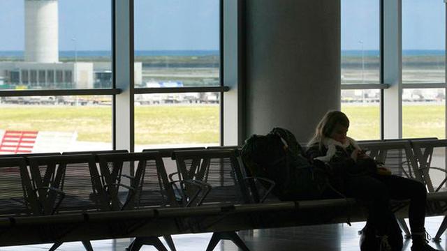 Visa Habis, Ibu dan Anak Ini Tinggal Setahun di Bandara