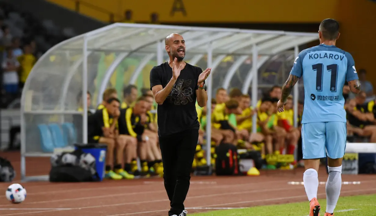 Pelatih Manchester City, Pep Guardiola, memberikan instruksi kepada pemainnya saat melawan Borussia Dortmund pada laga International Champions Cup 2016 di Shenzhen, China, Kamis (28/7/2016) . (AFP/Wang Zhao)