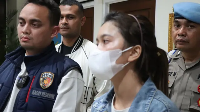 Azizatus Sholihah (24) saat diamankan di kantor polisi Gresik. (Dian Kurniawan/Liputan6.com)