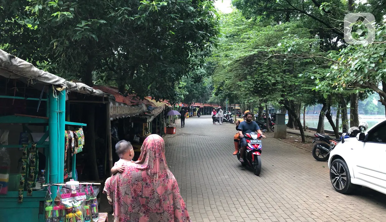 Suasana Perkampungan Budaya Betawi Setu Babakan, Jakarta, Senin (22/6/2020). Danau buatan seluas 30 hektare tersebut kembali dibuka untuk umum setelah sebelumnya ditutup untuk mencegah penyebaran virus corona COVID-19. (Liputan6.com/Immanuel Antonius)