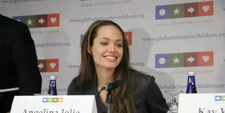 Angelina Jolie menggugat cerai Brad Pitt September lalu, dan tentu saja berpengaruh negatif terhadap kondisi keenam anaknya. Mencegah kesedihan pada anak-anaknya, Jolie memberikan apapun yang  mereka inginkan. (AFP/Bintang.com)