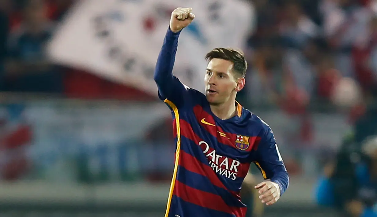 Pemain Barcelona, Lionel Messi berselebrasi dengan mengangkat tangan usai mencetak gol pertama dalam pertandingan melawan River Plate di Stadion Internasional Yokohama, Jepang, Minggu (20/12). Barca menaklukan River Plate 3-0 (Reuters/Thomas PeterLivepic)