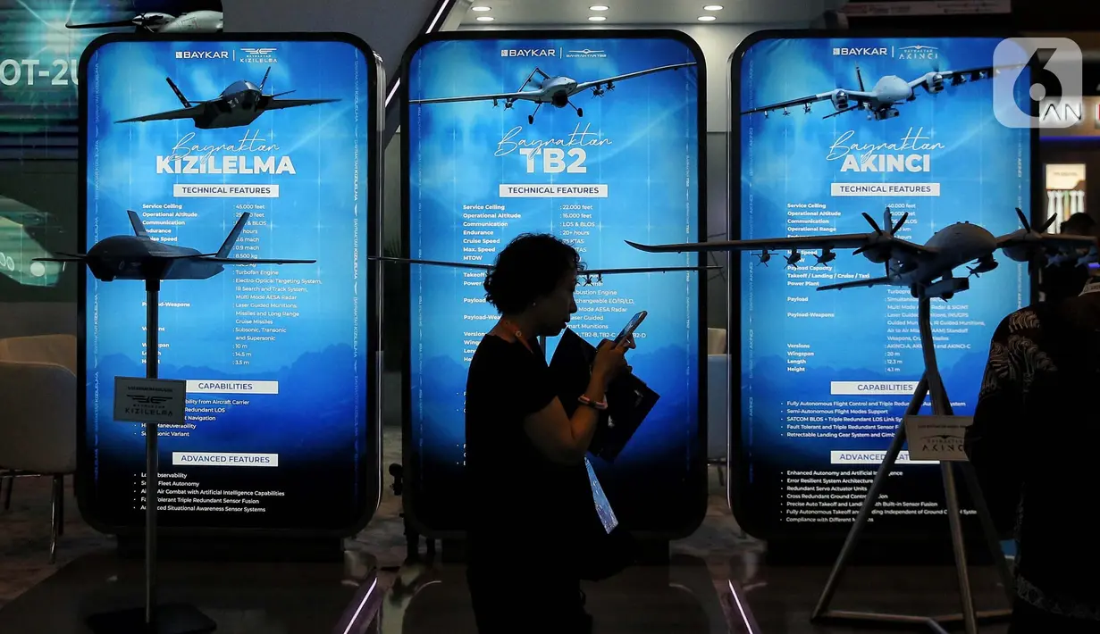 Pengunjung melihat pameran The 10th Indo Defence 2025 Expo & Forum di Jakarta International Expo Kemayoran, Jakarta, Rabu (11/6/2025). (Liputan6.com/Angga Yuniar)