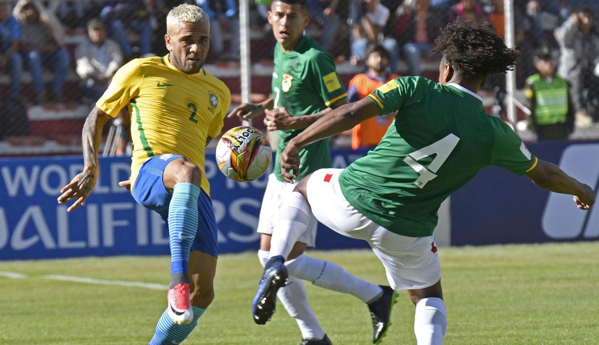 Aksi pemain Brasil, Dani Alves berebut bola dengan pemain Bolivia, Leonel Morales pada kualifikasi Piala Dunia 2018 zona CONMEBOL di La Paz, Bolivia, (5/10/2017). Brasil bermain imbang 0-0. (AFP/Auzar Raldes)