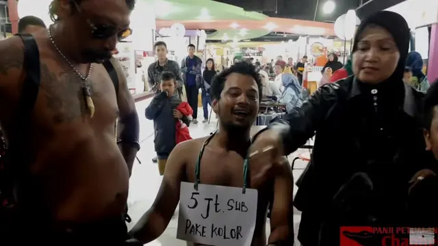 Nekat, Ini 6 Potret Panji Petualang Pakai Kolor Bawa Ular Keliling Mall